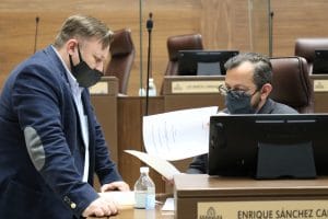 El congresista independiente Dragos Dolanescu (de pie) calificó como un sin sentido las propuestas de Paola Vega. (Cortesía/Asamblea).
