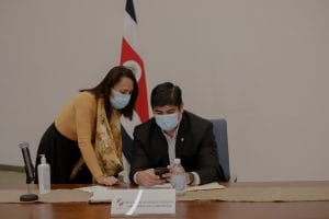En la foto, la Ministra de la Presidencia Geannina Dinarte y el presidente Alvarado
