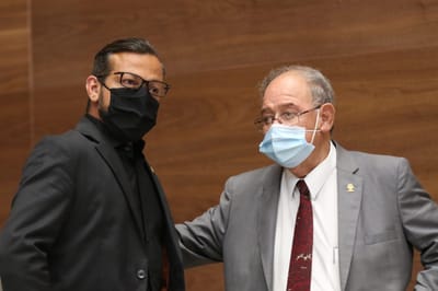 El diputado Enrique Sánchez, jefe de la fracción parlamentaria del PAC (izquierda), impulsa la cuestionada iniciativa de ley. A su lado, su compañero de bancada Mario Castillo. (Cortesía/Asamblea).