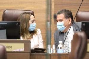 El jefe de los socialcristianos Rodolfo Peña reiteró que el país no saldrá adelante con más impuestos. A su lado, su compañera de bancada María Inés Solís. (Archivo/CRH).