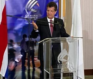 El presidente de la Cámara de Comercio, Julio Castilla, pidió a los candidatos presidenciales puntualizar medidas para hacer de Costa Rica un país más barato para empresarios y consumidores. (Foto: Archivo CRH)