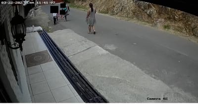 La mujer se quita la chancleta antes de golpear el menor de edad. Captura del video.