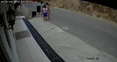 El menor termina en el piso luego de que la mujer termina con los golpes (Captura de pantalla).