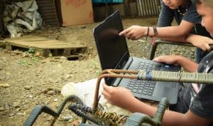 Varios sectores insisten en que el Gobierno ha perdido tiempo valioso al no emitir políticas públicas claras sobre alfabetización digital. (Foto: Archivo CRH/ Con fines ilustrativos)