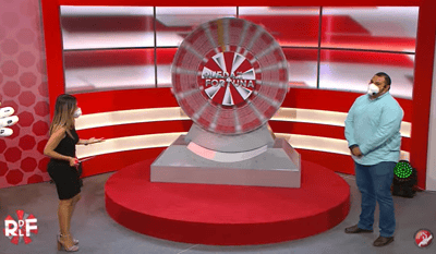 A partir del programa del 27 de marzo, tras el reclamo, cambiaron las reglas del juego. Ni quienes presentan, ni quienes juegan, están en la tarima cuando la rueda gira (Captura de pantalla).