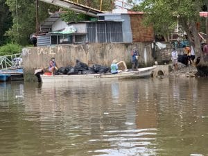 Los pescadores recogen toneladas de basura de los manglares en Puntarenas. (Cortesía/Despacho del diputado Melvin Núñez).