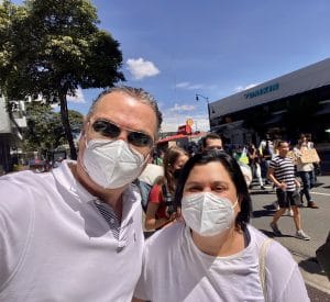 Los diputados Roberto Thompson (PLN) y Paola Vega (PAC), acompañaron la marcha en favor de los tiburones. (Foto: Tomada de redes sociales)