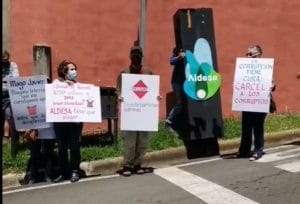 Varios inversionistas de Aldesa solicitaron este sábado la devolución de sus ahorros frente al condominio donde reside el presidente de la firma, Javier Chaves. (Foto: Tomada de Internet)