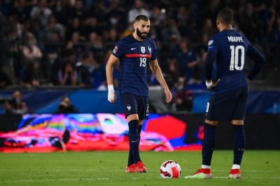 France's forward Karim Benzema (L) and France's forward Kylian Mbappe (R) react during the FIFA World Cup Qatar 2022 qualification Group D football match between France and Bosnia-Herzegovina, at the Meineau stadium in Strasbourg, eastern France, on September 1, 2021. (Photo by FRANCK FIFE / AFP)