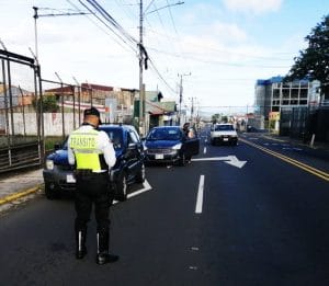 Imagen de los operativos por la restricción vehicular sanitaria. Cortesía MOPT