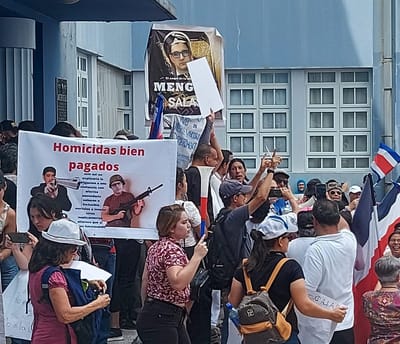 Antivacunas se dirigieron a la sede del Ministerio de Salud para insultar a los funcionarios. Facebook: Roberto Castro Cordoba.