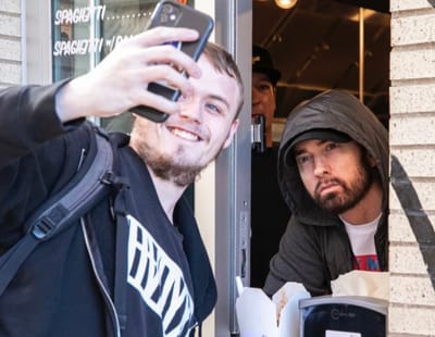 Así sorprendió Eminem a los clientes de su nuevo restaurante.