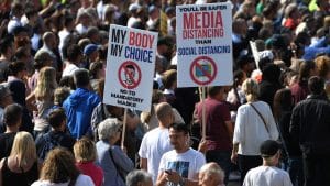 Antivacunas y negacionistas se concentran en Londres. Foto de La Voz de Galicia