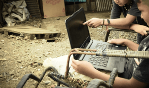 Desconexión de estudiantes a internet en sus centros educativos y hogares podría generar un aumento de la pobreza según datos del Estado de la Educación. Foto: archivo CRH.