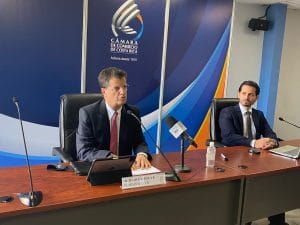 A la izquierda, Julio Castilla, presidente de la Cámara de Comercio. (Archivo/CRH).
