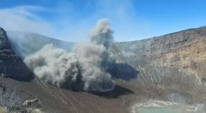 Erupción de las 11:05 a.m. Fotografía cortesía de Diego Núñez Salmerón y Reina Sánchez Solano, ambos funcionarios del parque nacional y del Sinac.
