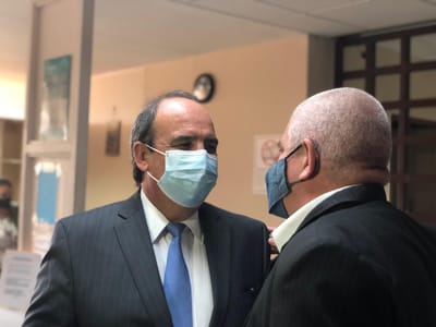 El abogado Francisco Campos Aguilar conversa con un colega en la antesala de una audiencia del caso Cochinilla en los tribunales del II Circuito Judicial de San José, en Goicoechea. (Paulo Villalobos Saborío | CRHoy.com)