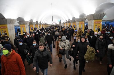 Miles de personas siguen saliendo de Ucrania (Foto: AFP)