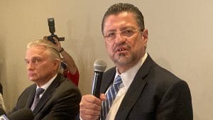 El presidente, Rodrigo Chaves y el canciller, Arnoldo André Tinoco durante la campaña electoral (Archivo CRH)