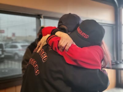 Al salir se fundieron en un abrazo con sus familiares.