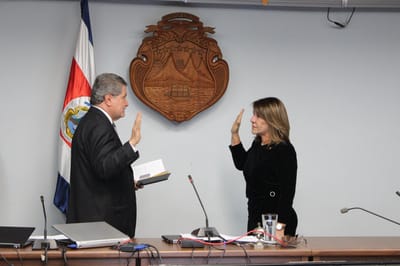El presidente de la Corte Suprema de Justicia, Fernando Cruz Castro, juramenta a la magistrada Patricia Solano Castro. (Poder Judicial | Facebook)