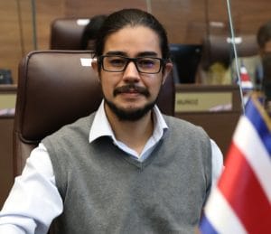 El jefe de fracción del FA, Jonathan Acuña prometió llevar el tema a investigación del Congreso. (Foto: Asamblea)