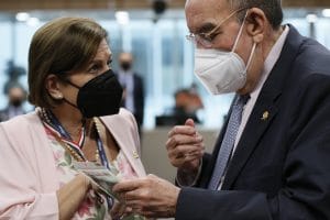 La diputada Pilar Cisneros dijo que este proyecto lleva 22 años de espera, el presidente del Congreso, Rodrigo Arias, respondió que no durarán eso, pero ocupan un buen proyecto. (Foto: Asamblea)