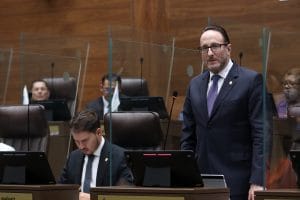 El jefe de fracción del PLP, Eli Feinzaig, también reconoció dudas a la iniciativa. (Foto: Asamblea)
