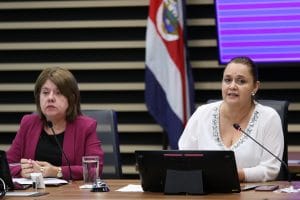 De izquierda a derecha, las diputadas Olga Morera, del PNR, y Vanessa Castro, del PUSC. (Archivo/CRH).