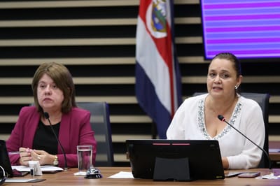 A la derecha, Vanessa Castro, del PUSC y presidenta de la Comisión de Asuntos Económicos. A la par de ella, Olga Morera, de Nueva República. (Cortesía/Asamblea Legislativa).