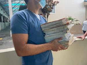 Hospitales tuvieron que volver al uso de expedientes (Cortesía)