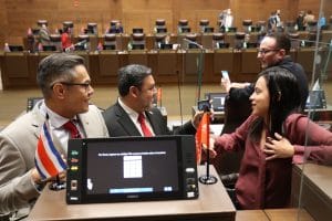 Los diputados no podrían ejercer profesiones liberales mientras dure su cargo. (Foto: Minor Solís)