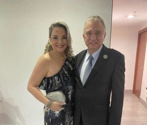 El canciller, Arnoldo André Tinoco y la señora, Adriana Jiménez