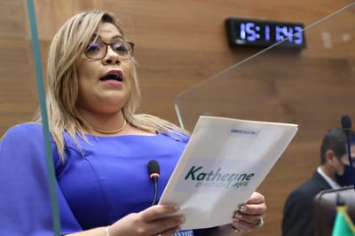 La diputada Katherine Moreira cuestionó el trato del presidente Chaves hacia las legisladoras.