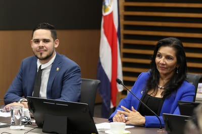 Diputados Paulina Ramírez (PLN) y Carlos Felipe García (PUSC), presidenta y secretario de la Comisión de Asuntos Hacendarios del Congreso. (Cortesía/Asamblea Legislativa).