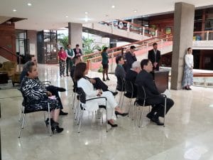 El exdiputado Carlos Ricardo Benavides, junto a representantes de cámaras empresariales fueron testigos de la firma. (Foto: CRH)