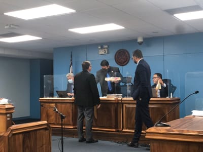 Ruí López González, exasesor legal del Tribunal Supremo de Elecciones (TSE), constata su firma en un documento discutido en juicio. (Paulo Villalobos Saborío | CRHoy.com)