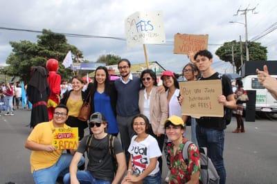 La fracción del FA se manifestó fuera de Casa Presidencial. (Foto: cortesía)
