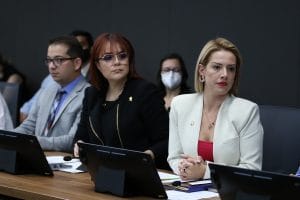 De izquierda a derecha, Kattia Rivera y Montserrat Ruiz, diputadas del PLN. (Asamblea Legislativa).