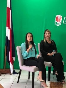 La presidenta de la juventud del PLN, Daniela Coll, aquí junto a la exdiputada Franggi Nicolás. (Foto: Internet)