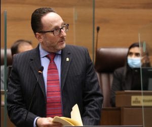 El diputado Eli Feinzaig explicó los cambios a esta ley. (Foto: Asamblea)