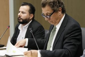 A la derecha, Franz Tattenbach, jerarca del Minae. (Asamblea Legislativa).