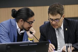 A la izquierda, el diputado Jonathan Acuña, del Frente Amplio. (Archivo/CRH).