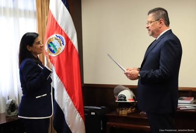 Rodrigo Chaves juramentando a Marta Esquivel como presidenta ejecutiva de la CCSS | Archivo