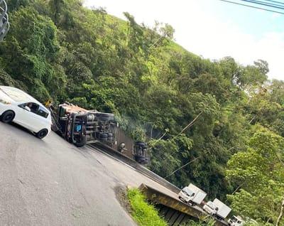 Tráiler se volcó y quedó guindando en San Carlos /Cortesía