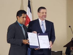 El presidente firmó el proyecto junto con el ministro de Hacienda Nogui Acosta. Foto: CRH