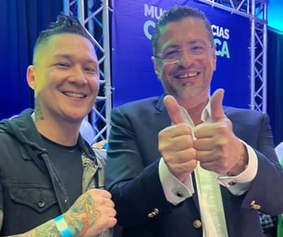 Robert Junior Barrantes aparece en esta imagen junto al presidente Chaves, según se Facebook el pasado 3 de abril. (Foto: redes sociales)