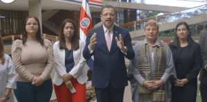 Rodrigo Chaves dijo que respetarían consentimiento informado en vacunación de niños | Pantallazo