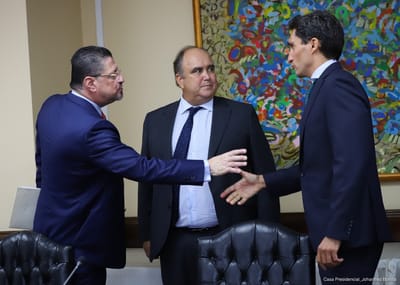Rodrigo Chaves, presidente de la República. Al centro, Javier Pérez Fortea, CEO Global de Globalvía. Foto: Casa Presidencial