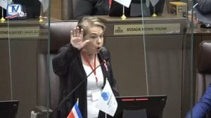 La diputada Gloria Navas pidió a Chaves que se calme.